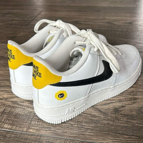 Nike Air Force 1 Low
Have a Nike Day White Gold - Picture 1 of 6